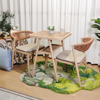 Небольшой стол и стул из трех предметов домашнего обихода стол и два стула столик для чтения и стул на балконе комбинация чайного столика и стула