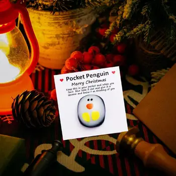 Социальный подарок: маленькое карманное украшение в виде объятий пингвина на память, милый рождественский подарок с небольшой открыткой и праздничным декором.